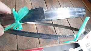 切れてしまったバンドソーの刃です。(バンドソーについては、検索していただければ写真を含め手たくさん出てきます)