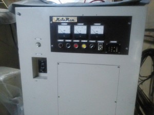 誘導加熱技術」とは、電気の力で金属を加熱する技術の一種です。被加熱物となる金属の周囲に銅製の加熱コイルを配し、そこに高周波電流を流すと、電磁誘導作用によって金属そのものにもうず電流が流れ、急速に温度が上がるというしくみを利用しています。(高周波熱錬HPより引用)